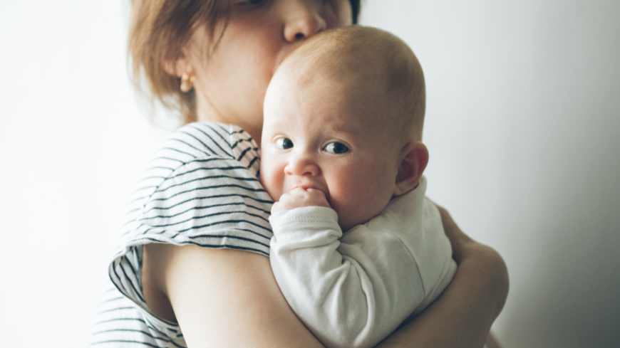 Symtom vid mjölkproteinallergi uppstår vanligtvis i samband med att små barn går över från enbart bröstmjölk till produkter som innehåller komjölk.  Foto: Shutterstock